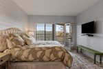 King suite with private entrance to deck with Deschutes River views